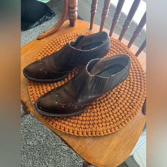Born Womens Brown Leather Slip On Ankle Heeled Bootie Size US 8 - Picture 2 of 7